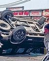डिवाइडर से टकराकर पलटी कार0