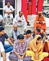 ठेका शिफ्ट करने का विरोध, ठेकेदारों पर वादाखिलाफी का आरोप, धरना फिर शुरू1