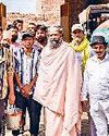 निर्जला एकादशी पर गोरक्षा दल ने शहर में गोवंश को सत्तू पिलाया10