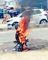 गर्मी के चलते बुलेट बनी आग का गोला गर्मी के चलते बुलेट बनी आग का गोला