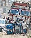 सड़क पर ट्रक धंसने से घंटों तक लगा रहा जाम0