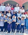 मेधावी छात्रों को वितरित की पाठ्य सामग्री16