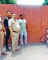 रिहायशी क्षेत्र में था स्कूल का गेट अदालत के आदेश पर किया सील2