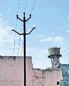 रादौर के छिंबी मोहल्ले में घरों की छतों के ऊपर से गुजर रही तारें घरों के ऊपर से गुजरते तार, सता रहा बड़ा हादसा होने का डर10