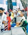 पक्के पुल धाम पर पीर बाबा की मजार पर दर्शन करने वाले श्रद्धालुओं का तांता10