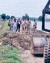प्रशासन की मौजूदगी में सुलझा सड़क में पाइप डालने का विवाद14