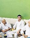 सड़क दुघर्टना में मरे युवक के परिजनों को सांत्वना देने पहुंचे दिग्विजय चौटाला2