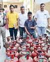 सीएम फ्लाइंग ने छापेमारी कर 94 गैस सिलेंडर पकडे0