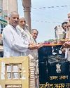 विमान हादसे में मृतकों को दी श्रद्धांजलि10