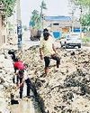 जेसीबी से हटवाई टाइल, स्लैब उठवाकर साफ किए गए नाले3