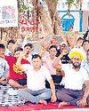 शहर में जगह जगह लगे कचरे के ढेर वेतन न मिलने से परेशान सफाई कर्मियों की हड़ताल शहर में जगह जगह लगे कचरे के ढेर वेतन न मिलने से परेशान सफाई कर्मियों की हड़ताल
