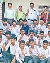 बोर्ड की परीक्षा में टॉप करने वाले विद्यार्थी सम्मानित बोर्ड की परीक्षा में टॉप करने वाले विद्यार्थी सम्मानित