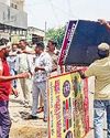 अतिक्रमण करने वालों पर चल रहा प्रशासन का डंडा, 10 दुकानदारों के किए चालान2