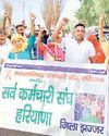 सफाई कर्मचारियों ने मांगों को लेकर किया झाड़ प्रदर्शन, सौंपा ज्ञापन10