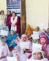 सिलाई एवं कटाई प्रशिक्षण लेने वाली महिलाओं को दिए प्रमाण-पत्र7