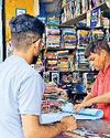 विद्यार्थी हॉलिडे होमवर्क के लिए स्टेशनरी आइटम खरीद रहे स्टेशनरी की दुकानों पर बढ़ी भीड़13