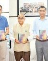 हकेंवि कुलपति ने पुस्तक का किया विमोचन हकेंवि कुलपति ने पुस्तक का किया विमोचन11