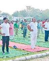 पुलिस लाइन में अधिकारियों व कर्मचारियों ने किया योगाभ्यास6