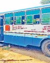 अनियंत्रित बस झुग्गियों में घुसी, युवक घायल, दो बकरी मरी2