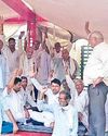 कोरियावास मेडिकल कॉलेज के नामकरण मामले में धरना जारी2