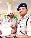 9 पुलिस जवानों को किया सम्मानित 9 पुलिस जवानों को किया सम्मानित