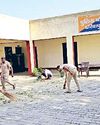 थानों-चौकियों में पुलिस कर्मियों ने हाथों में झाड़ लेकर की साफ-सफाई10