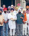 झींडा को हरियाणा एसजीपीसी का प्रधान बनाए जाने पर बांटे लड्डू10