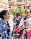 नेशनल व महिला कॉलेजों में पहुंची पुलिस की टीम महिला पुलिस की टीम ने छात्राओं को आत्मरक्षा का प्रशिक्षण दिया10