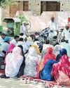 कच्चे कर्मचारियों को हाथों में झाडू लेकर किया रोष प्रदर्शन14