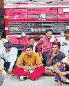 वेतन न मिलने पर कर्मचारियों ने दिया धरना, आश्वासन के बाद माने1