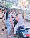 महिला पुलिस टीम ने यातायात नियमों के प्रति किया जागरूक8
