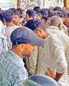 नाथूसरी चोपटा में इफको केंद्र पर डीएपी की 500 बोरियां पहुंची खाद के लिए किसानों में होड़, पुलिस ने संभाला मोर्चा4