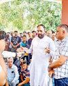 चीका थाना में धरनाः नगर पालिका उपाध्यक्ष और पति के खिलाफ कार्रवाई पर भड़के लोग1