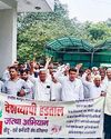 मरीज को बचाने के लिए जी-जान लगाते हैं डॉक्टर7