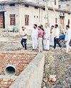 खानापूर्ति करते नजर आए अधिकारी तालाब सौंदर्याकरण में खामियां मिलने पर जांच के लिए पहुंचे नपा सचिव-चेयरमैन5