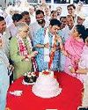पूर्व एमएलए को बधाई देने उमड़े समर्थक19