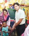 कलेक्टर ने पथवारी आंगनबाड़ी केन्द्र के बच्चों को दिया टी-शर्ट और लोवर31