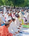 एक दूसरे से परस्पर गले मिलकर दी ईद की मुबारकबाद19