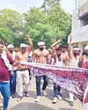अर्धनग्न अवस्था में दंड भरते हुए कलेक्ट्रेट पहुंचे किसान23