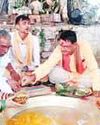 वधु के परिवार में एक दिन पहले हुई मौत तो शादी संपन्न कराने सरपंच ने निभाया दायित्व21
