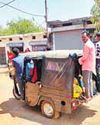 आटो चालकों की मनमानीः क्षमता तीन की, बैठा रहे 15 से ज्यादा सवारी15