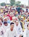 वनभूमि से बेदखली के खिलाफ आदिवासियों ने थाने के सामने ढाई घंटे तक लगाया जाम32