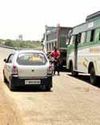 झिकाली पुल के बीचों बीच खड़े रहने वाले वाहनों पर रोक लगाये जाने की उठाई जा रही है मांग, आमजन के लिये बन रही खतरे की संभावना..7