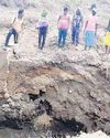 घोटखेड़ा के गांव चाटी समनापुर में टैंकरों से आ रहा पीने का पानी ग्रामीणों के श्रमदान से जुगाड़ का कुआं घोटखेड़ा के गांव चाटी समनापुर में टैंकरों से आ रहा पीने का पानी ग्रामीणों के श्रमदान से जुगाड़ का कुआं1
