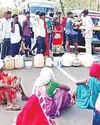 पानी की किल्लत से जूझ रहे ग्रामीणों ने जबलपुर डिण्डौरी हाईवे में लगाया जाम जोगी टिकरिया के वनवासी टोला के ग्रामीण मार्ग में खाली बर्तन रख किया प्रदर्शन8