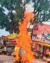 काँग्रेस ने उपमुख्यमंत्री देवड़ा का पुतला दहन कर की नारेबाजी काँग्रेस ने उपमुख्यमंत्री देवड़ा का पुतला दहन कर की नारेबाजी