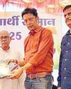 विधायक ने 500 प्रतिभावान विद्यार्थियों व 45 प्राचार्यो का शाल श्रीफल से किया सम्मान विधायक ने 500 प्रतिभावान विद्यार्थियों व 45 प्राचार्यो का शाल श्रीफल से किया सम्मान