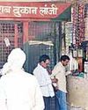कार्यवाही के नाम पर सब्जी विक्रेताओं और किराना व्यापारियों पर गिरती है गाज ठेके के बाहर सिंगल यूज प्लास्टिक के उपयोग पर नहीं लग पा रही रोक11