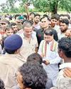 अवैध रेत उत्खनन की चोरी कर रेत ले जा रहे डम्पर ने एक युवक की ली जान15