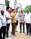 कांग्रेसियों ने निजी ट्रेक्टर एवं लेवलर से सड़क की कीचड़ को हटाया15